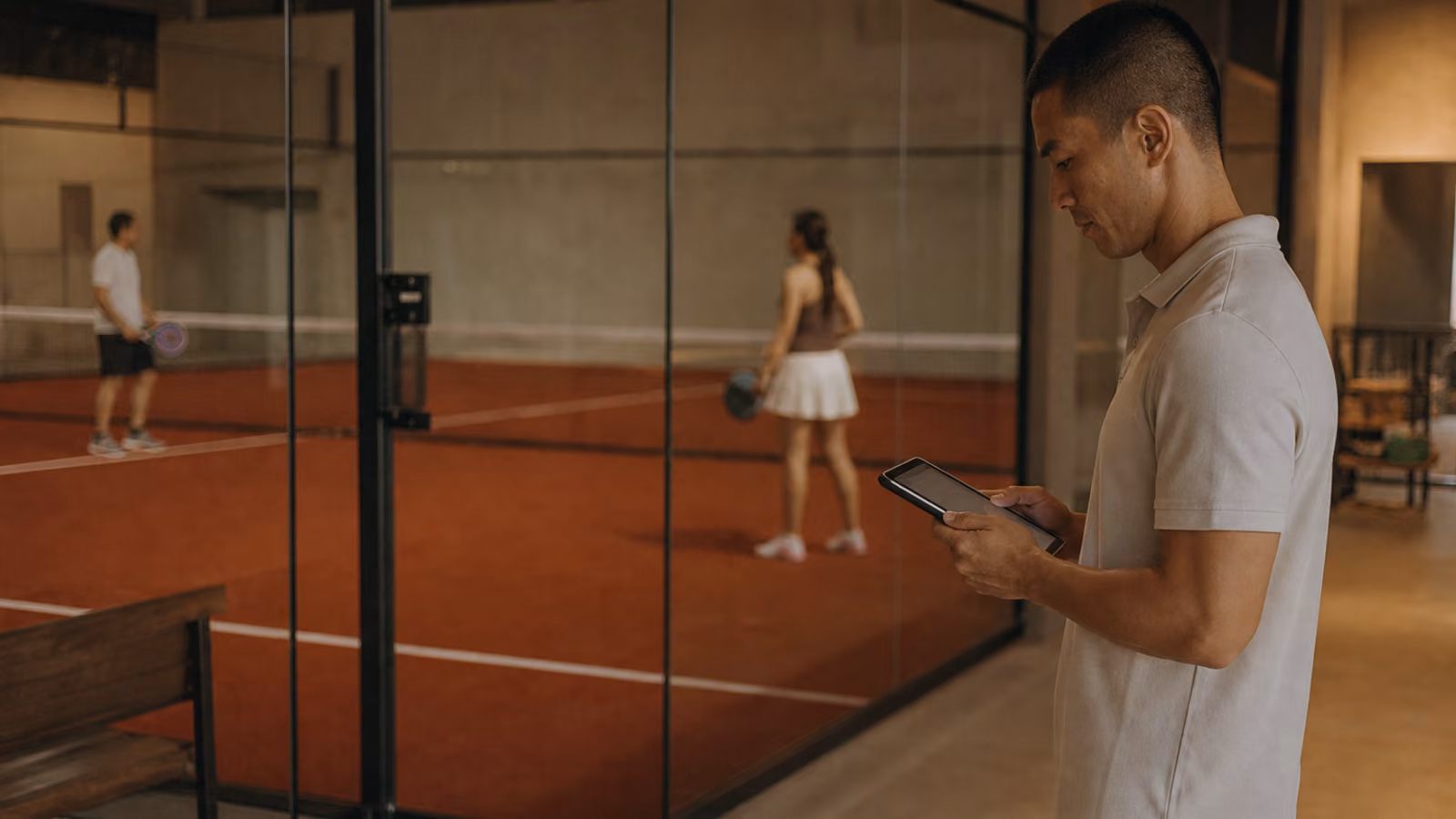 Pemilik sports club memantau booking dari sisi lapangan